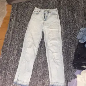 Raka ljusblå jeans från NEW YORKER  Gjort de längre längst ner. Rensar garderoben 