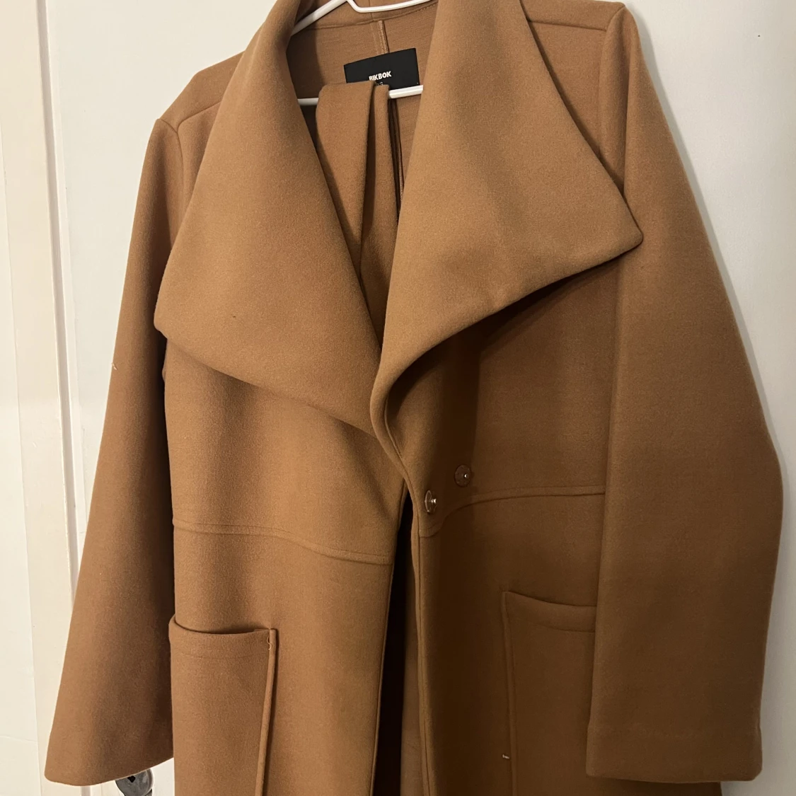 superfin lång kappa i storlek xs från bikbok