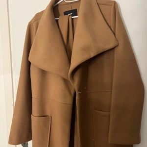 superfin lång kappa i storlek xs från bikbok - Oanvänd