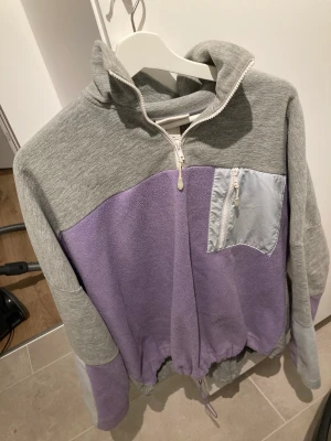 Tjocktröja  - Fin nästan helt oanvänd tjocktröja från monki