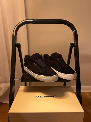 Arigato Laceless Marinblå  - Arigato Laceless Marinblå   Storlek: 42 Skick: Använt  Pris: 650kr  Allt Medföljer   Fraktas via postnord eller meet up i Halland. Har du frågor? Tveka inte vid att kontakta mig.