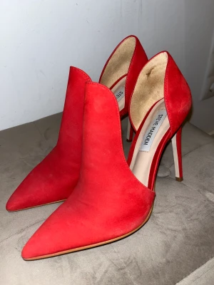 Steve madden klackskor  - Säljer ett par helt okej Steve madden klackar i storlek 37.5 eu! Nästan som nya fast med några defekter finns på bilden.