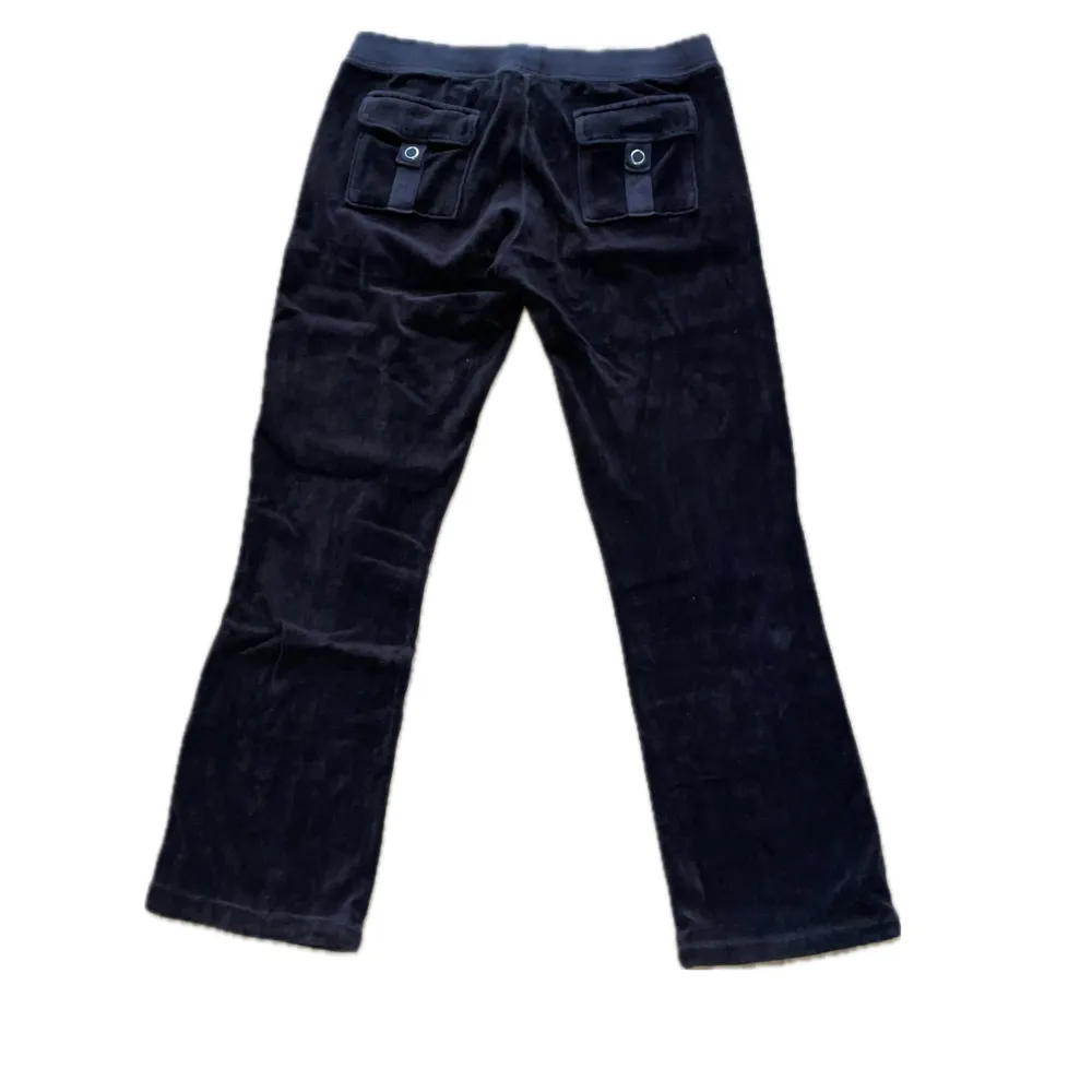 snygga och bekväma byxor från juicy couture, gamla modellen så de är svåra att få tag på 🤍🤍 innerbenslängd 70 cm ytterbenslängd 90 cm midjemått 36 cm rakt över. Jeans & Byxor.