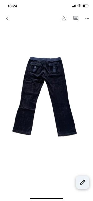 juicy couture byxor - snygga och bekväma byxor från juicy couture, gamla modellen så de är svåra att få tag på 🤍🤍 innerbenslängd 70 cm ytterbenslängd 90 cm midjemått 36 cm rakt över
