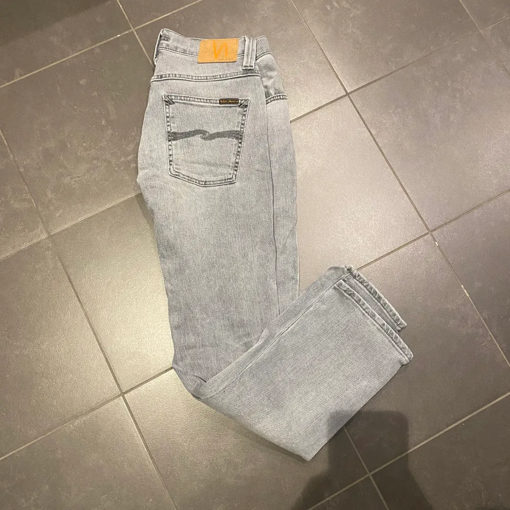 Säljer ett par nudie grim Tim jeans i jätte bra skick. Skulle säga att skicka är 9/10. Storlek är W32 och L30. Jeans & Byxor.