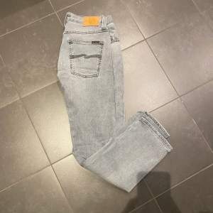 Säljer ett par nudie grim Tim jeans i jätte bra skick. Skulle säga att skicka är 9/10. Storlek är W32 och L30