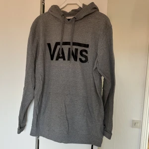 Grå Vans tjocktröja  - Grå Vans tjocktröja med luva