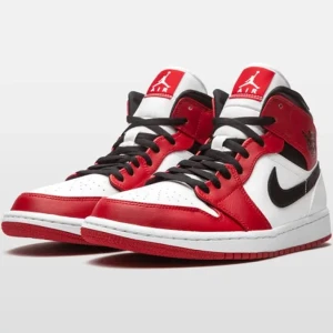 Nike Air Jordan 1 Chicago Mid - Nu säljer jag mina Jordans, dom är rätt så använda men kan få dom så fina som jag kan innan jag skickar, dom är i storlek 40 men funkar fint med 38/39. Jag köpte dom av någon från Plick innan, är rätt så säker på att dom är äkta. Skriv för mer bilder!