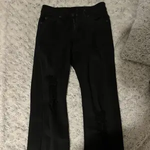 Säljer mina svarta Dr demin jeans med hål och mellan midja då de inte använda längre. De är i slim modell, alltså inte skinny men inte heller bootcut. Nypris 799