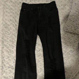 Dr demin jeans 24/30 - Säljer mina svarta Dr demin jeans med hål och mellan midja då de inte använda längre. De är i slim modell, alltså inte skinny men inte heller bootcut. Nypris 799