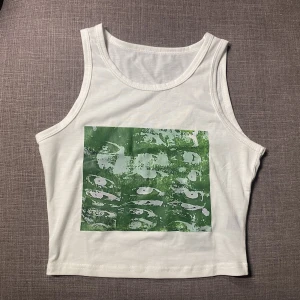 Green/white linne XS - Snyggt coolt linne, aldrig använt sitter bra och är stretchig samt formar sig med kroppen, pris kan diskuteras 