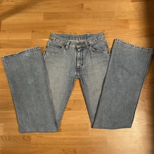 Bootcut Jeans - Bootcut jeans från Wrangler 83 cm innerbenslängd 33 cm höfter