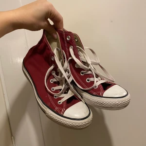 Vinröd converse - Fint skick knappt använda 