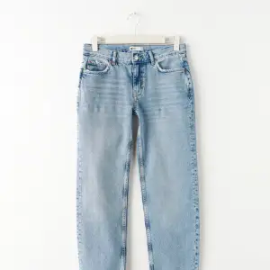 Gina Tricot Low Straight Petite Jeans i en ljusblå färg. Använd nån gång men blev för korta, bra skick. Ord pris 500kr