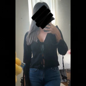 Linneskjorta - från Zara & Oanvänd  - Säljer min svarta linneskjorta som är köpt från zara och är helt oanvänd med prislappen på. Storlek Xs. Den har även justerbara band. Säljer på grund av att jag råkade beställa 2 exemplar och hann ej lämna tillbaka den ena. Skriv ifall fler bilder önskas!