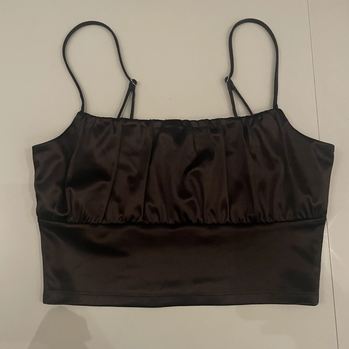 Brunt metalliskt linne