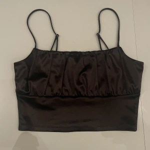 Brunt metalliskt linne - Brunt metalliskt linne från hm i storlek S 🤎Skriv gärna vid frågor och fler bilder✨