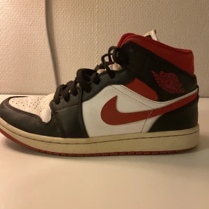 Jordan 1 mid gym red - Jordan 1 mid i hyfsat använt skick. Har ej original låda eller kvitto. Pris kan diskuteras Köpare står för frakt 