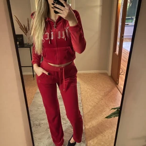 Rött Juicy-Set - Rött Juicy-Set ifrån Juicy Couture. Vida i benen vilket syns på bilden. Storlek: S i byxa & XS i tröja (passar även S)❣️