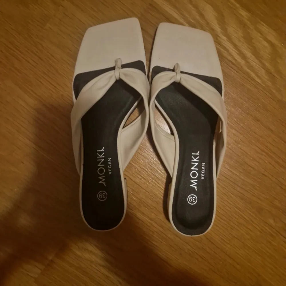 Super söta vita sandaler med lite klack från monki. Endast använda en gång för tre år sen. Det är lite små tecken på användning, men syns bara för man kollar riktigt noga.. Skor.