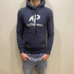 Hoodie Peak Performance  - Hej! Säljer nu min tröja från märket Peak performance storlek S i fint skick. Modellen på bilden är 180cm lång och väger 80kg. Tveka inte på att höra av dig om du har några frågor eller funderingar kring varan!