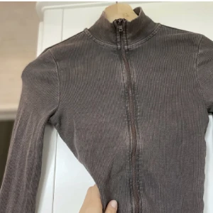Zip up - Supersnygg tight zip up i fint skick!💕