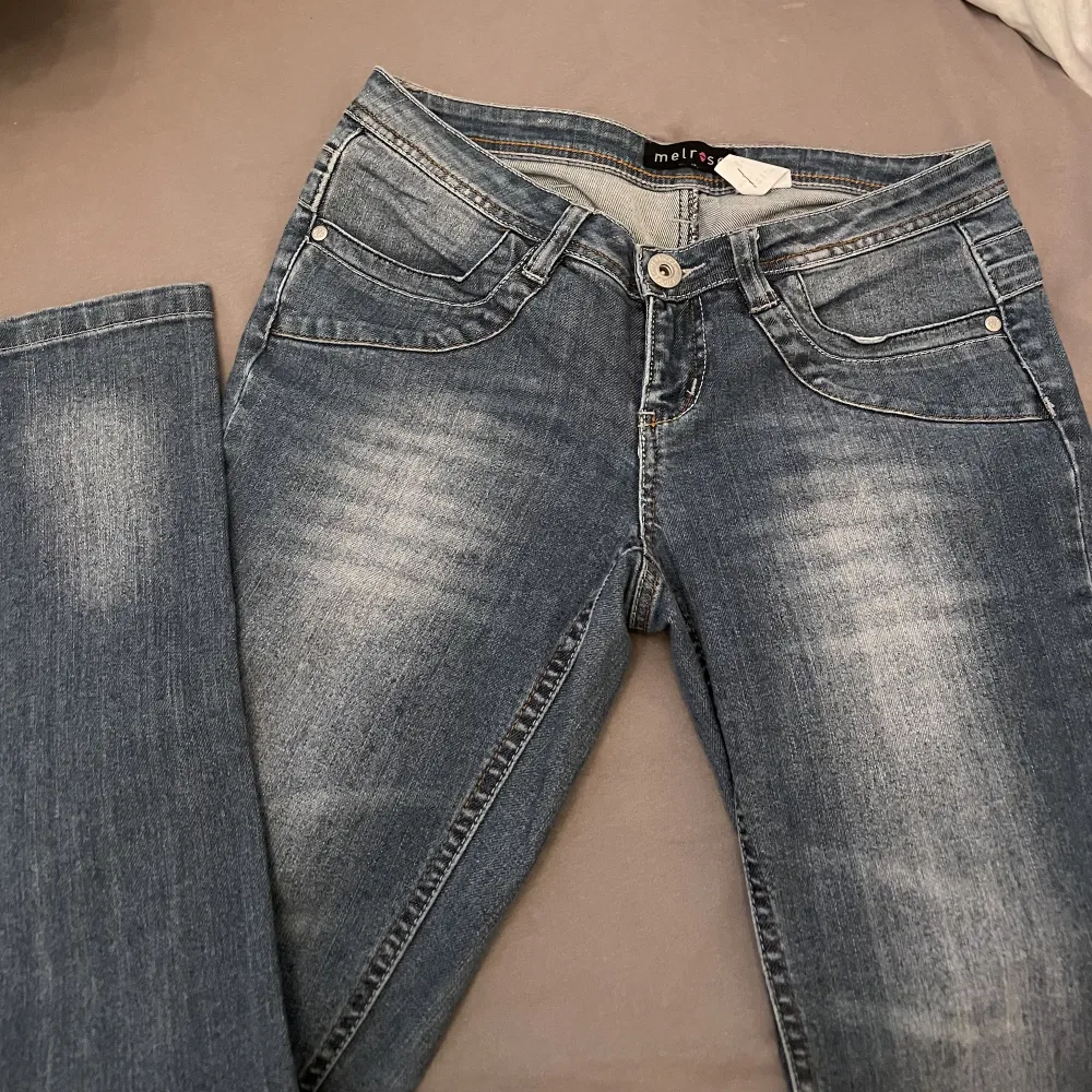 Snygga jeans med tvättad denim, från melrose. Storlek xs/s. Hör av er vid frågor 💘. Jeans & Byxor.