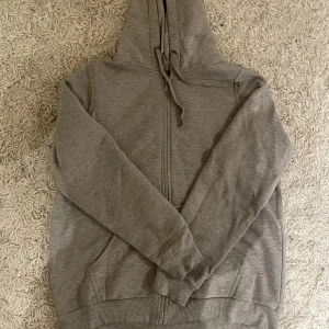 Grå zip - Grå zip, okej skick därför billigare. Tryck gärna på köp nu.