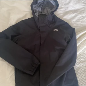 The north face jacka - En the north face jacka i storlek M flickor men skulle säga att det passar xs,inga defekter hör av vid frågor andvänd gärna köp nu🥰