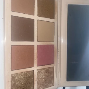 Caia palett - Hej säljer min Caia palett , den är inte använd så många gånger ( några gånger när jag har varit på fest oså)  som ni ser på bild. Väldigt fina färger men använder inte den så mycket. Köptes för 645 säljer den för 490 ink frakt plaster kvar på spegeln