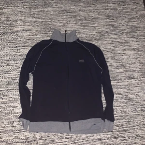 Hugo boss tröja - Hugo boss tröja Bra skick Storlek M Är mörkblå/svart