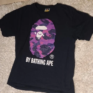 BAPE T-shirt  - Bape tröja köpt 2019 på bape shopen online. Säljer den nu pga att den inte används. Använd fåtal gånger (nyskick). Har inte kvittot kvar för att det var så länge sedan jag köpte den, dustbagen har jag kvar dock. Köpt för 1500 kr.