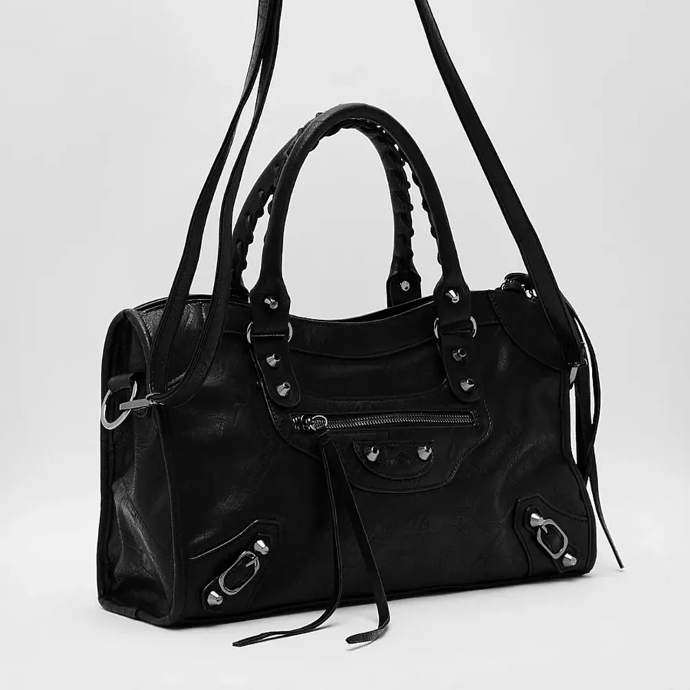 Har en exakt sån här Balenciaga city bag-liknande väska! Den är i mellanstorlek. Skriv för mer bilder ☺️ säljer för 700kr . Väskor.
