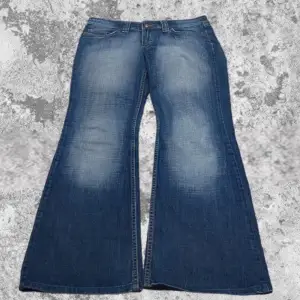 Snygga och fräscha utsvängda jeans som tyvärr inte passar mig!  Midjemått tvärs över: 42 Innerbenslängd: 77