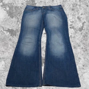 Flare bootcut jeans blåa låg midja - Snygga och fräscha utsvängda jeans som tyvärr inte passar mig!  Midjemått tvärs över: 42 Innerbenslängd: 77
