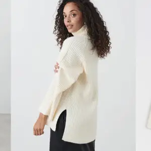 Helt ny stickad tröja med slits på sidorna och utsvänga armar från Gina Tricot  ”roll-neck knitted sweater”. 🤍  Nypris 459kr