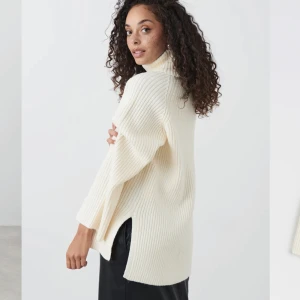 Stickad tröja med slits - Helt ny stickad tröja med slits på sidorna och utsvänga armar från Gina Tricot  ”roll-neck knitted sweater”. 🤍  Nypris 459kr