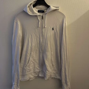 Ralph lauren kofta - Riktigt snygg och bekväm kofta från Ralph lauren, väldigt bra skick🙌🏻