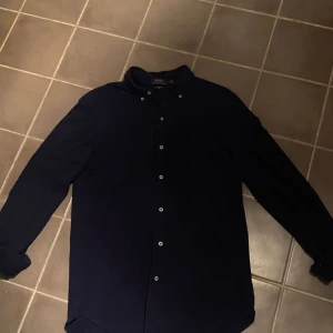 Ralph lauren skjorta.  - Säljer en riktigt fin Ralph lauren skjorta i ett jätte skönt Material. Storlek M. Skjortan är stor i sig. Skriv gärna om ni har frågor, pris kan diskuteras vid snabb affär. 