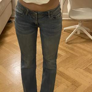 Säljer dessa supersnygga jeans från brandy Melville då de inte längre kommer till användning❤️ Jag är 174 cm lång💞 skriv för mer frågor osv❣️direktpris på 350kr💞