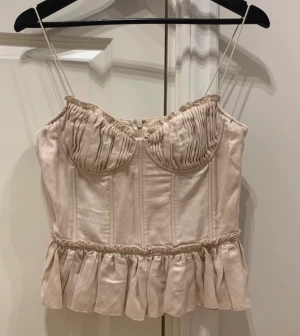 Jättesöt korsett topp  - Så fin beige kräm korsett topp från HM