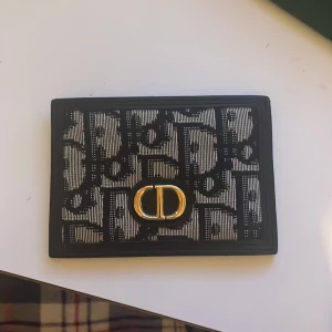 Christian Dior Cardholder - Äkta Christian Dior korthållare, brukar gå för ungefär 3000kr.  Pris går att diskutera och kan tänka mig att gå ner en del vid snabb affär.
