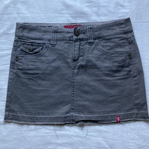 Kjol - Jättefin kjol från espirit som tyvärr är lite för stor för mig. Köpt på plick men fint skick. Midjemått 80 cm