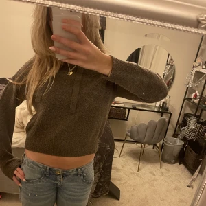 Stickad hoodie  - Fin hoodie i S, lite nopprig men annars i fint skick 