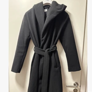 Svart kappa - Svart kappa från zara i storlek S, i fint skick