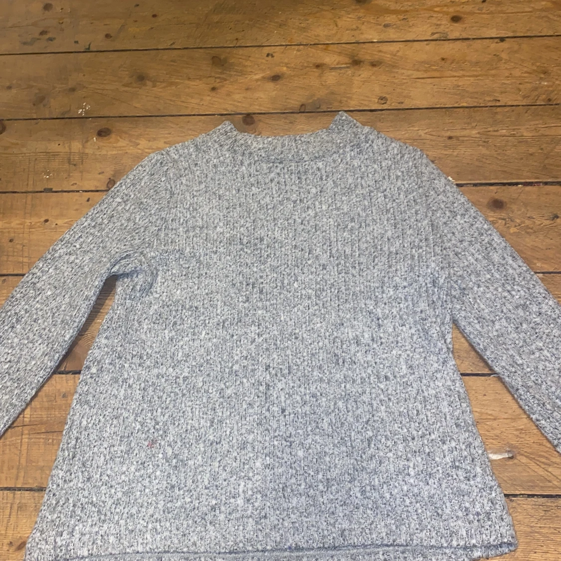 En grå fin tröja