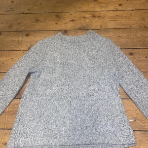 En grå fin tröja - En grå tröja som är mysig och varm men endå sval🌸