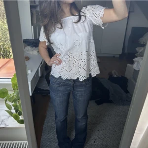 Vit blus - Vit blus från Gina i fint skick! Den går att ha off shoulder