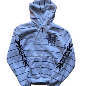 jättecool zip up hoodie med drakliknande tryck !! vet inte den exakta storleken men skulle säga M💕