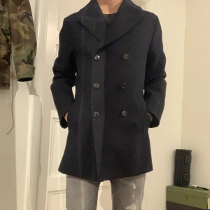 Skeppar rock - Mörk blå ”These Glory Days” skeppar rock i storlek 46 ( S/M ). Kontakta gärna om du har några frågor eller funderingar gällande pris eller plagg